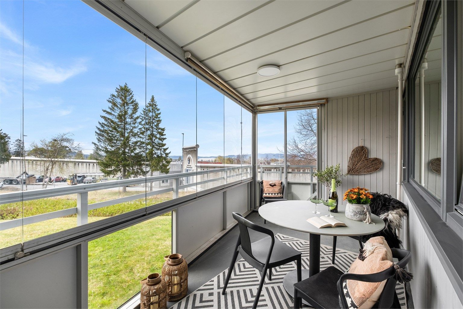 Romslig innglasset balkong på 13 kvm med gode solforhold og møbleringsmuligheter. Selger opplyser om solgang fra ca. kl. 13:00 til 22:00 på sommerstid. 