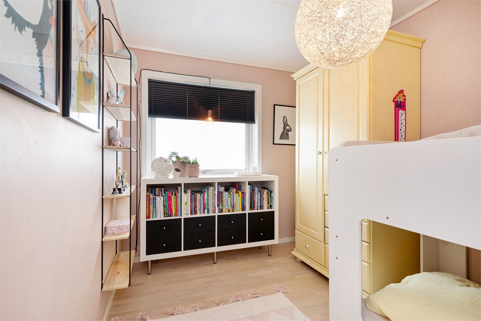 Det andre soverommet i etasjen er et lunt rom, ideelt som barnerom eller kontor.