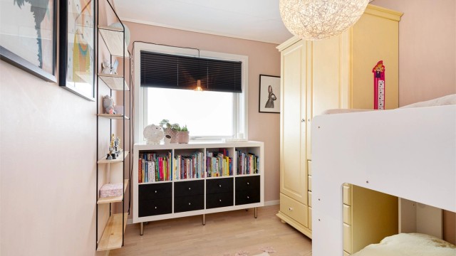 Det andre soverommet i etasjen er et lunt rom, ideelt som barnerom eller kontor.