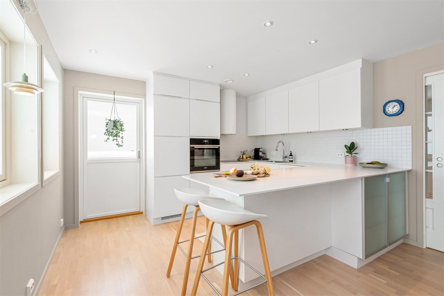 Alle hvitevarer som koketopp, stekeovn, oppvaskmaskin og kjøleskap er integrerte.