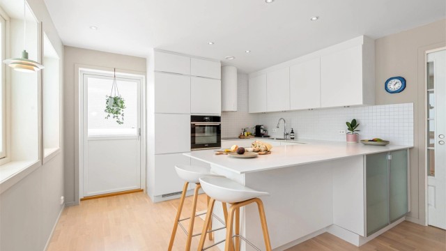 Alle hvitevarer som koketopp, stekeovn, oppvaskmaskin og kjøleskap er integrerte.