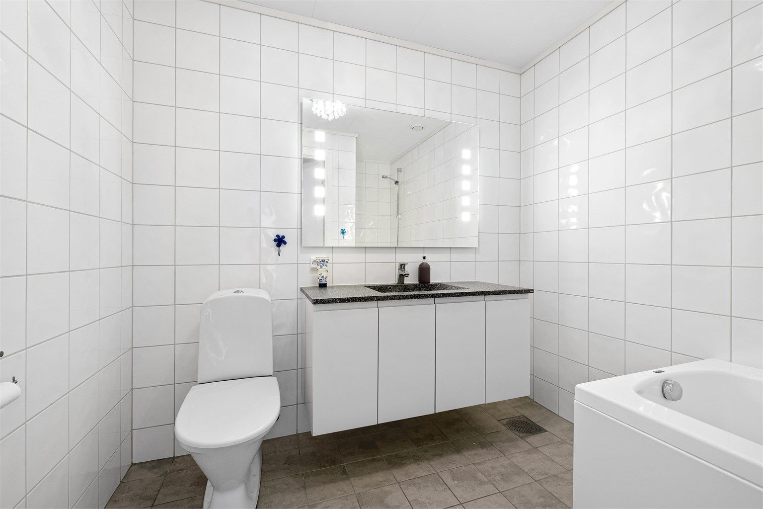 Helfliest bad med varmekabler i gulvet og innredning fra HTH.