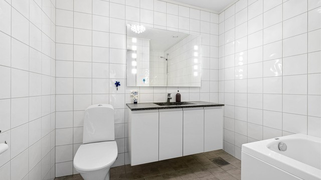Helfliest bad med varmekabler i gulvet og innredning fra HTH.