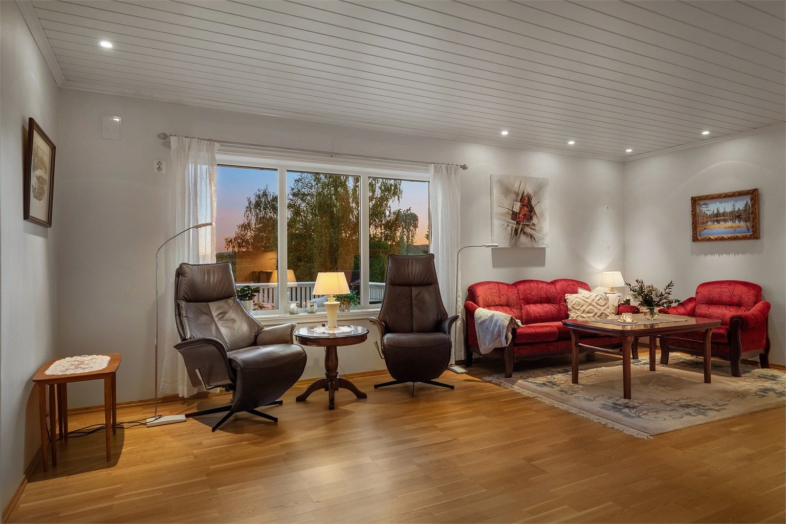 Det er god plass til sofagrupper og øvrig møblement i stuen