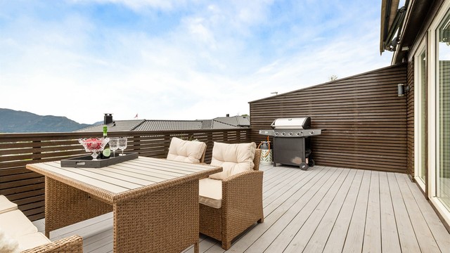 Her kan fine sommerdager nytes med gode solforhold. Balkongen ble oppgradert med moderne liggende kledning i 2016.