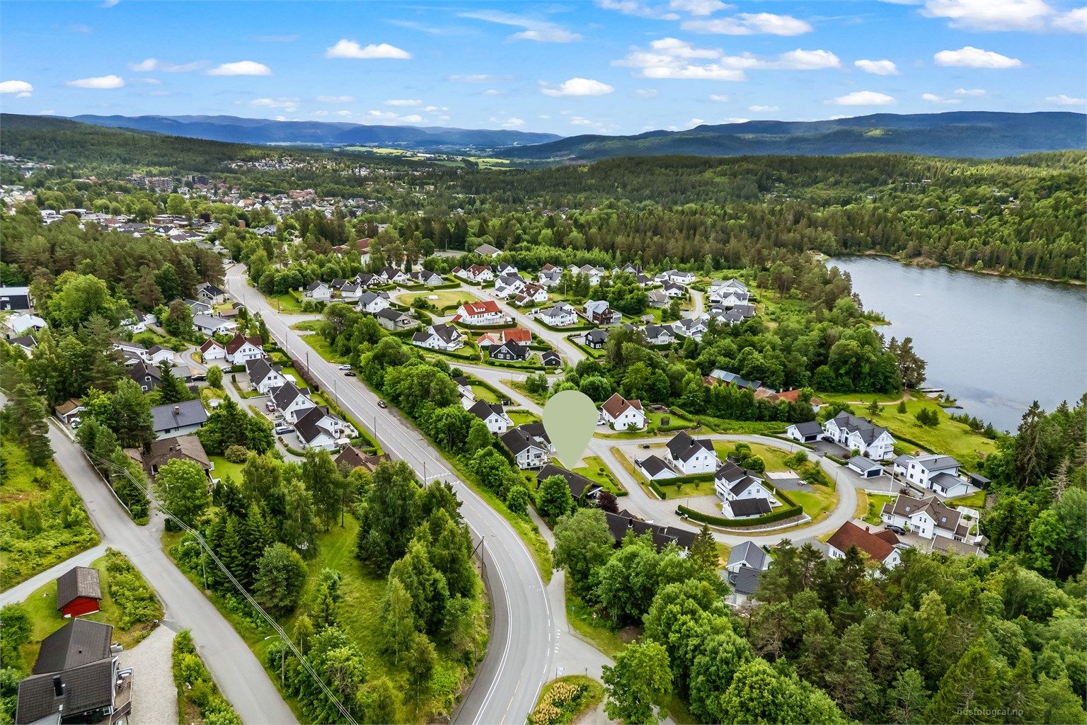 Konnerud barneskole ligger bare noen få minutters gange unna, og det er flere barnehager i gangavstand. 