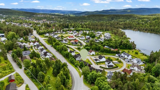 Konnerud barneskole ligger bare noen få minutters gange unna, og det er flere barnehager i gangavstand.