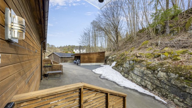 Carporten er få meter ifra døren.