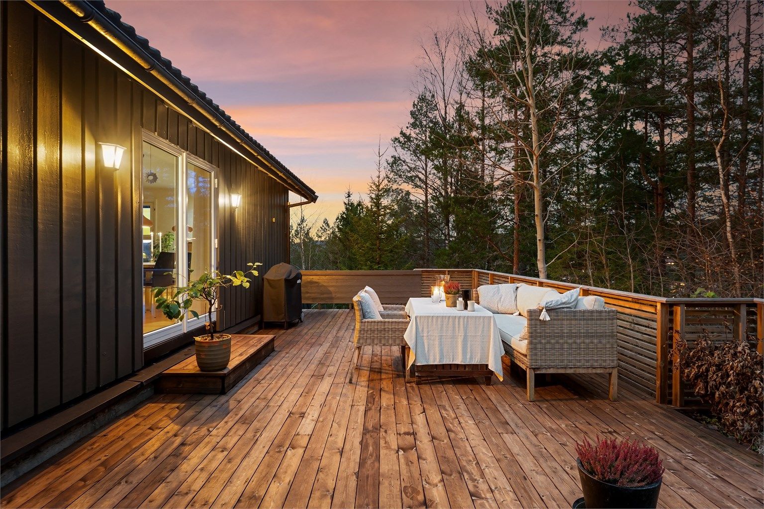 Med marka rett utenfor døren har du flotte turmuligheter for hele familien med både enkle eller utfordrende turer - huset ligger grensende til en liten, koselig skog/ friområde