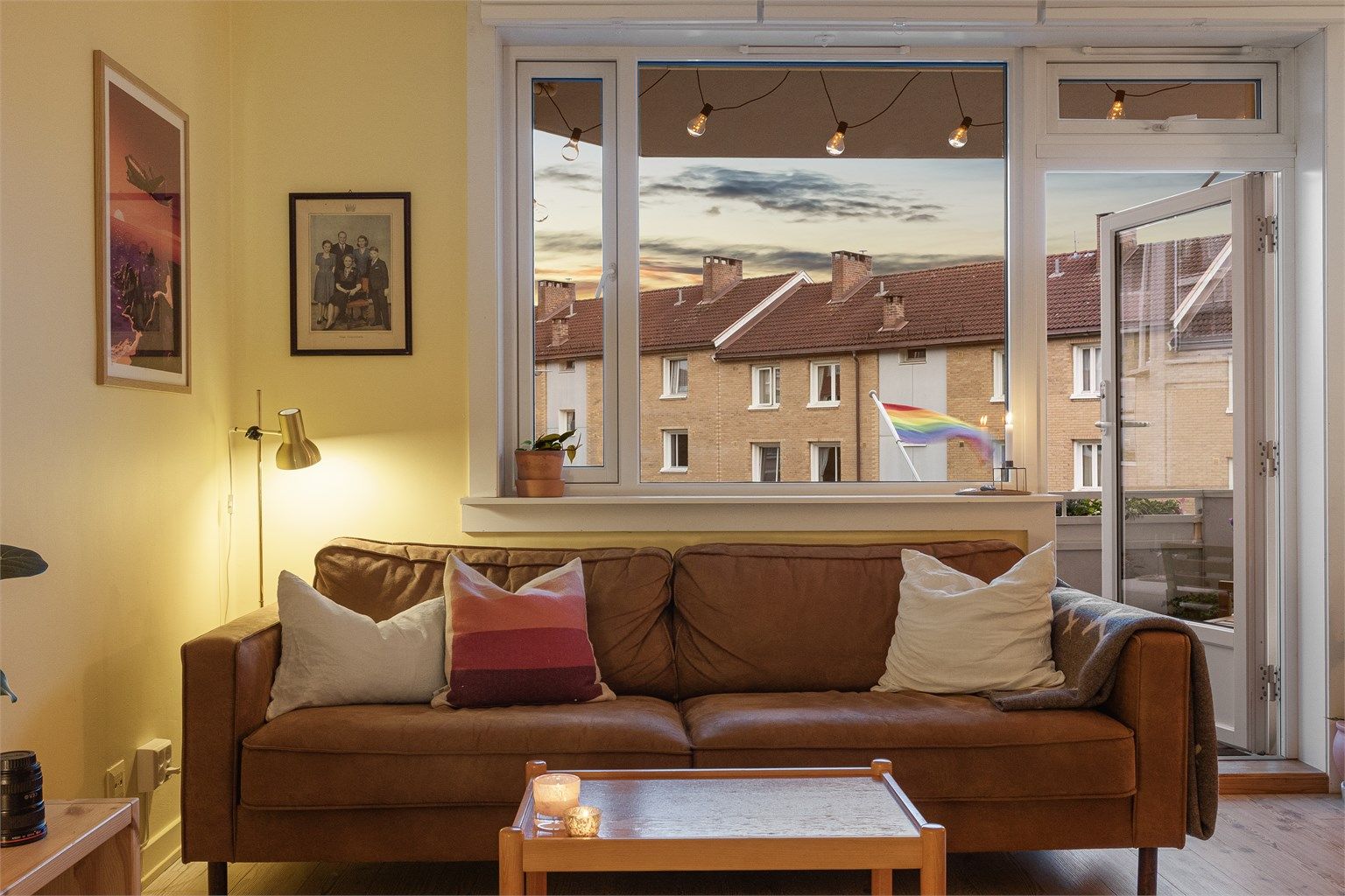 Fra stuen er det direkte utgang til den overbygde balkongen.