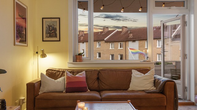 Fra stuen er det direkte utgang til den overbygde balkongen.