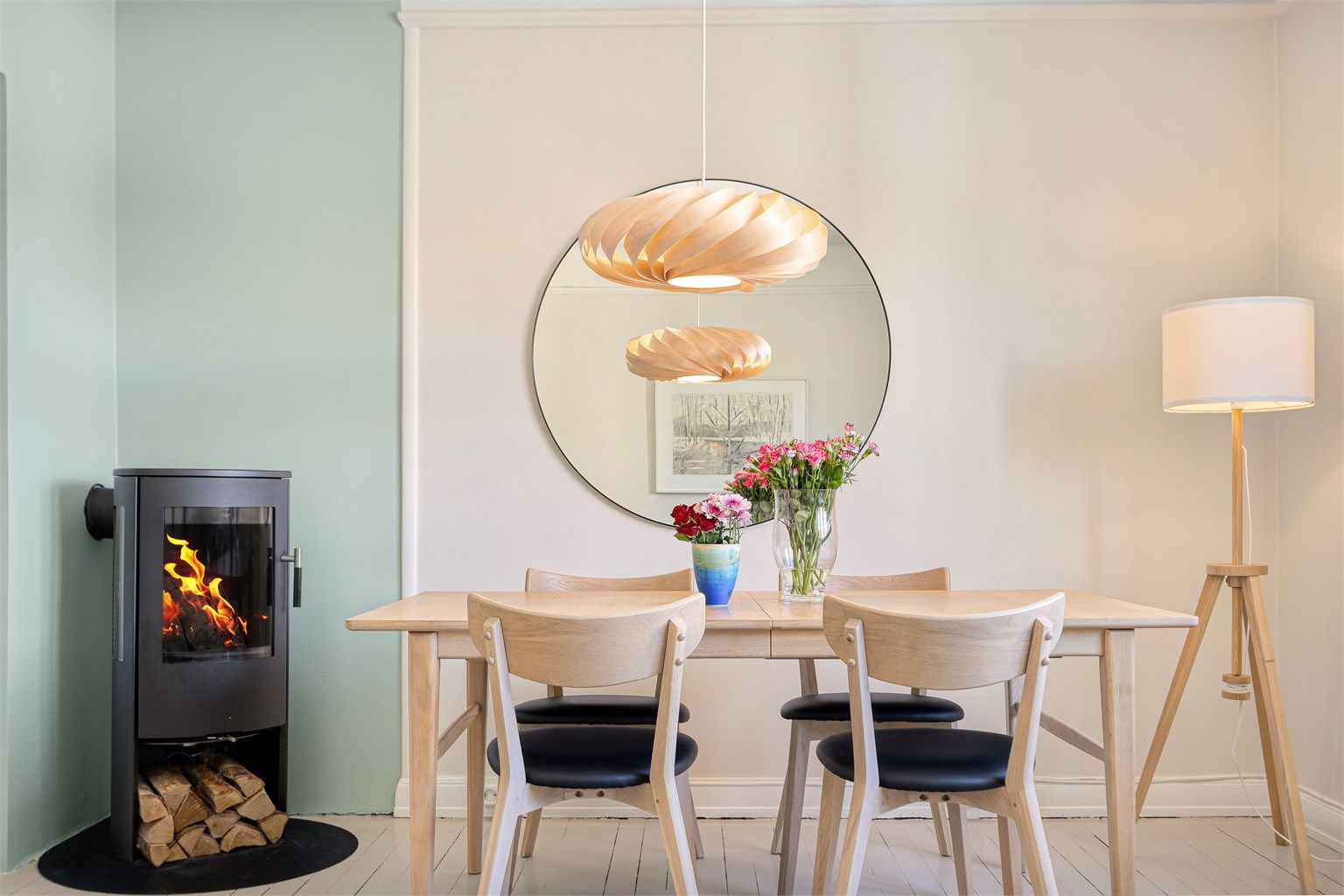 Ved spisegruppen innehar leiligheten en pen vedovn som passer utmerket til både oppvarming og stemningssetter på kalde vinterdager. 