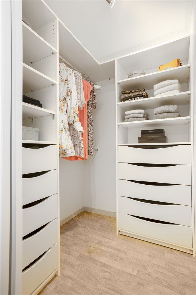 Fra soverommet er det direkte adkomst til eget omkledningsrom og separat garderobe. 