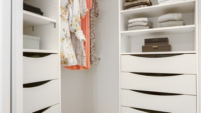 Fra soverommet er det direkte adkomst til eget omkledningsrom og separat garderobe.