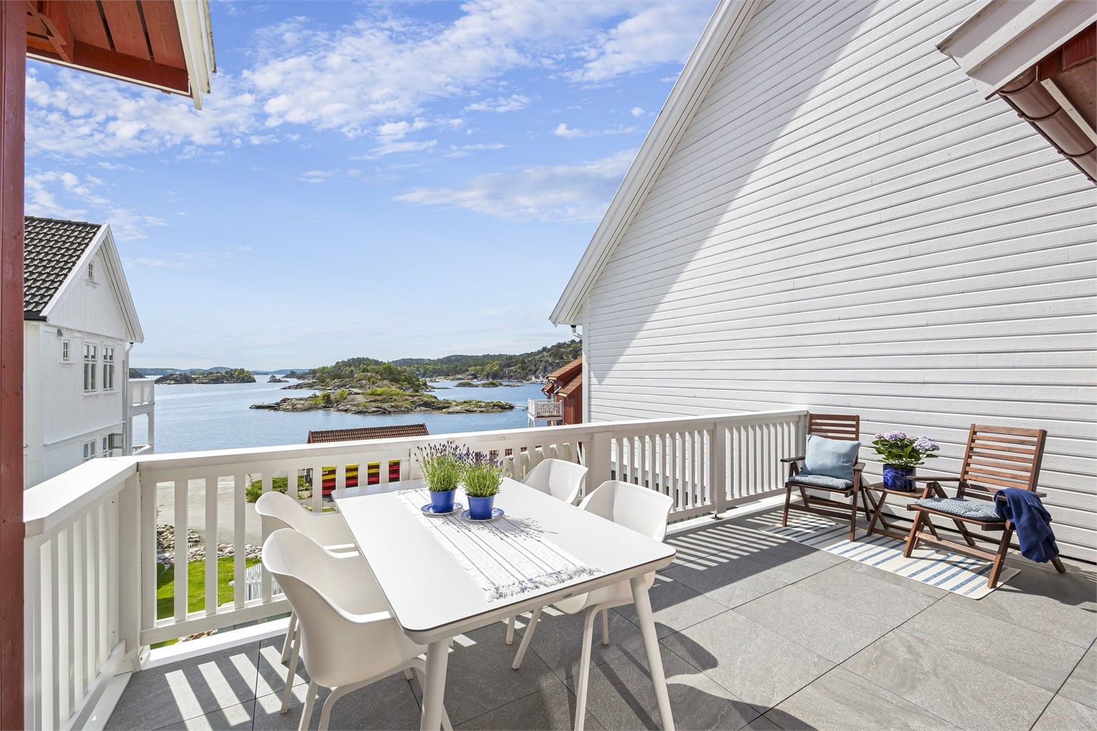Leiligheten har to uteplasser, inkludert denne romslige terrassen som vender mot sjøen.
Foto: Hallvard Rimereit