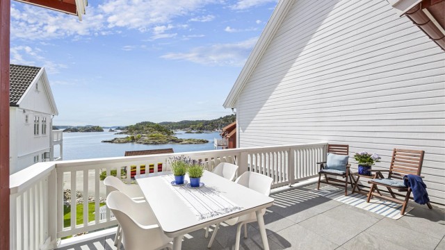 Leiligheten har to uteplasser, inkludert denne romslige terrassen som vender mot sjøen.
Foto: Hallvard Rimereit