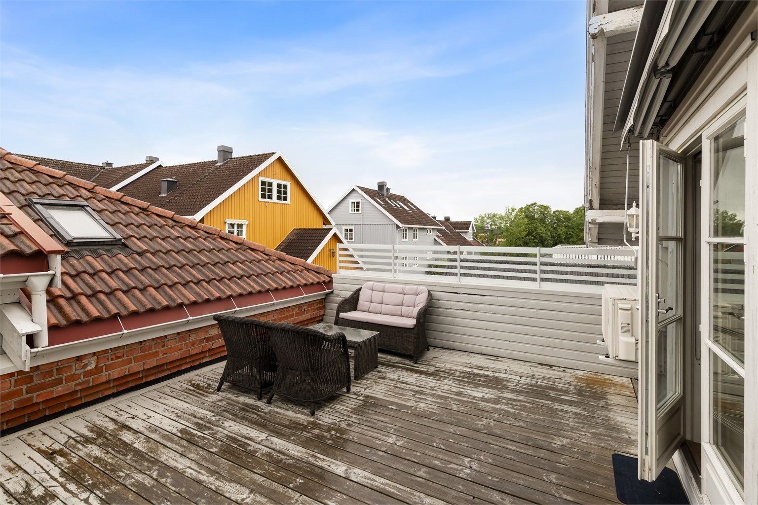 Leiligheten har en stor terrasse på ca 33 m².