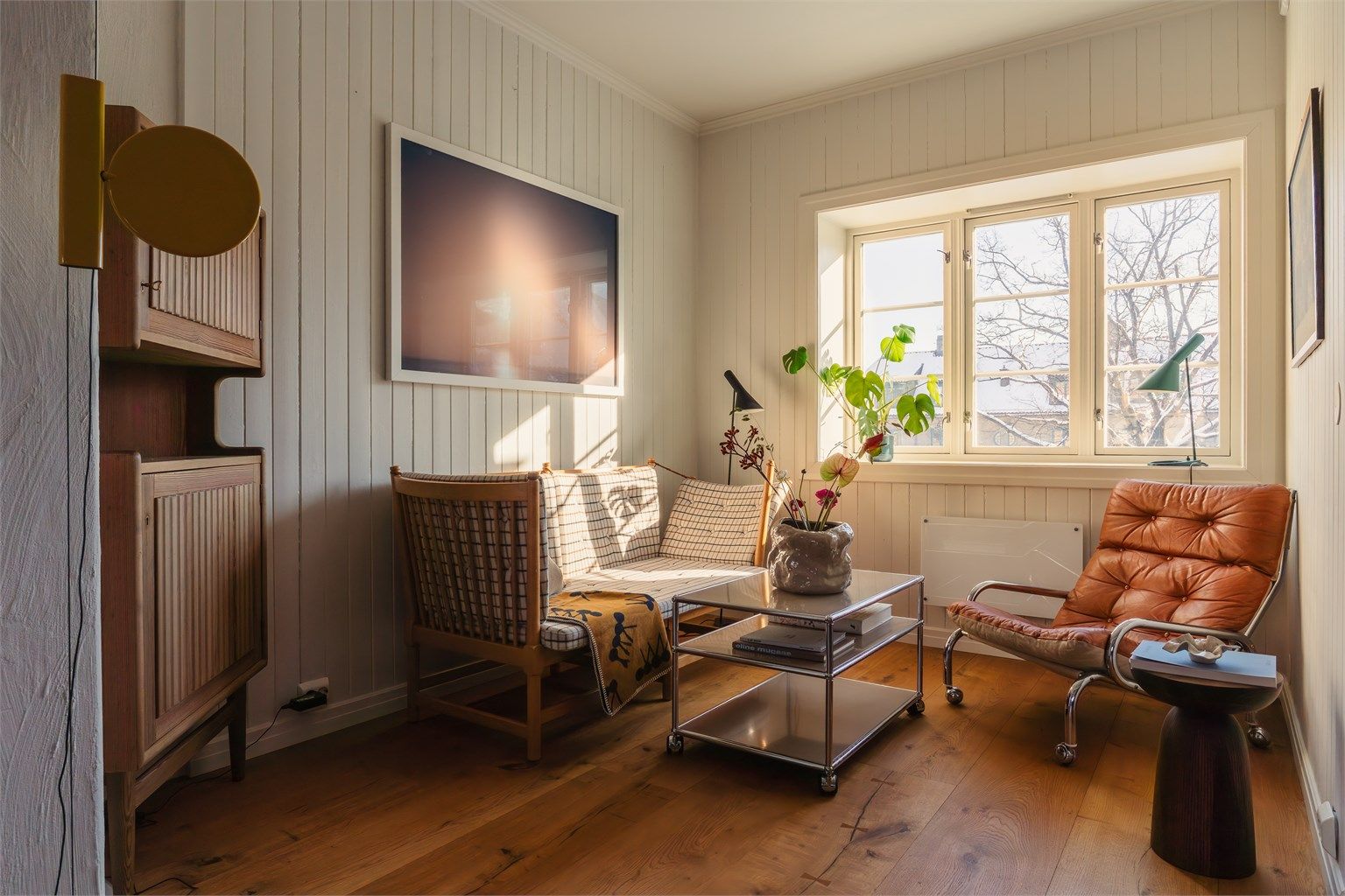 En lys og trivelig krok med plass til en lesestol eller en liten sittegruppe.