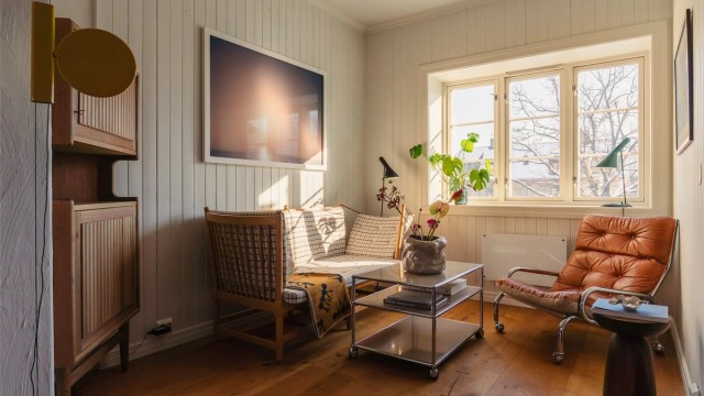 En lys og trivelig krok med plass til en lesestol eller en liten sittegruppe.