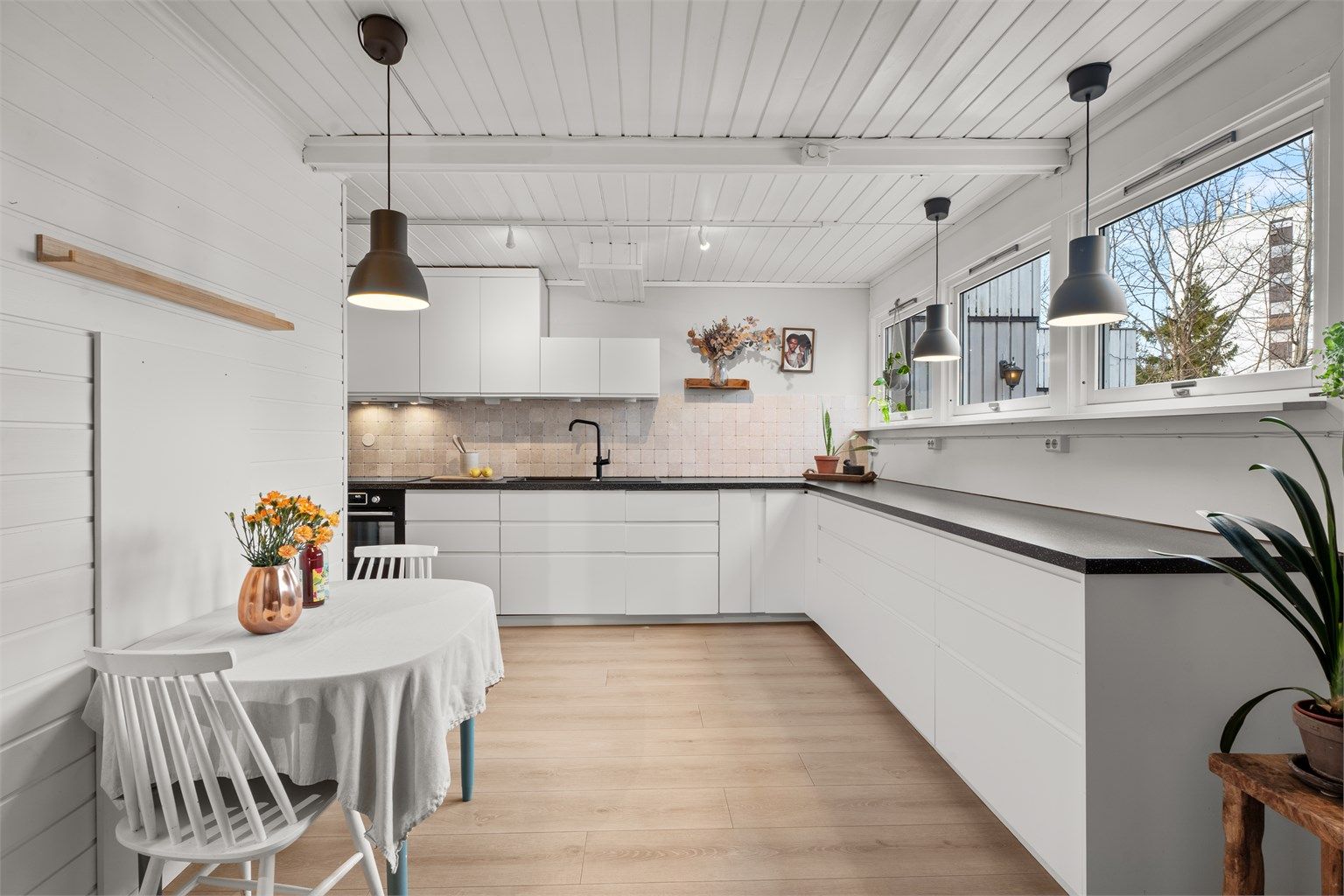 Moderne kjøkken fra 2014 med innredning fra IKEA. Det ble montert nye fronter og hvitevarer i 2022.