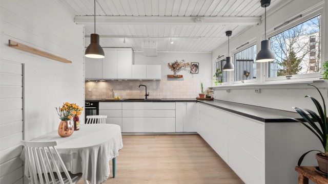 Moderne kjøkken fra 2014 med innredning fra IKEA. Det ble montert nye fronter og hvitevarer i 2022.