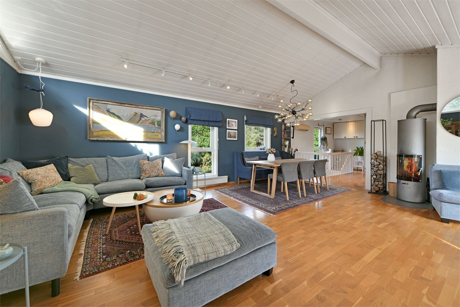 Stue - stor og innbydende stue med god plass til flere soner - perfekt for både spisestueavdeling og en hyggelig sofagruppe