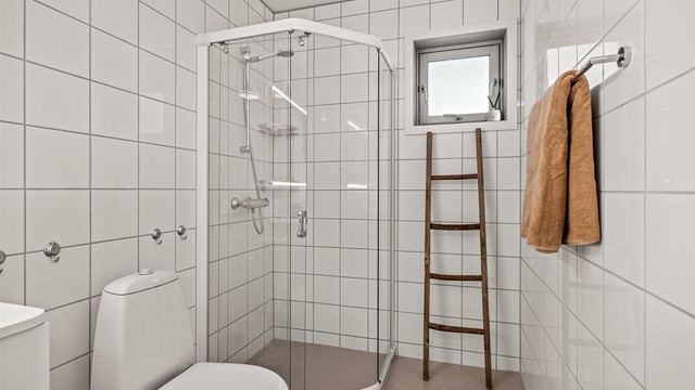 Flislagte gulv og vegger. Badet gir også rom for ekstra oppbevaring og løsninger etter eget behov.