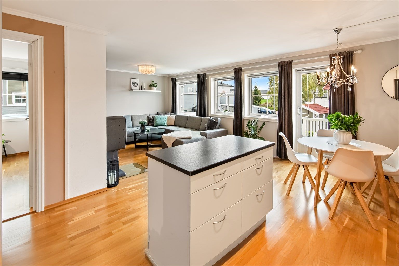 Leiligheten er romslig og innbydende, med en god planløsning, og inneholder blant annet 3 soverom, eget vaskerom og romslig stue/kjøkken i åpen løsning. 