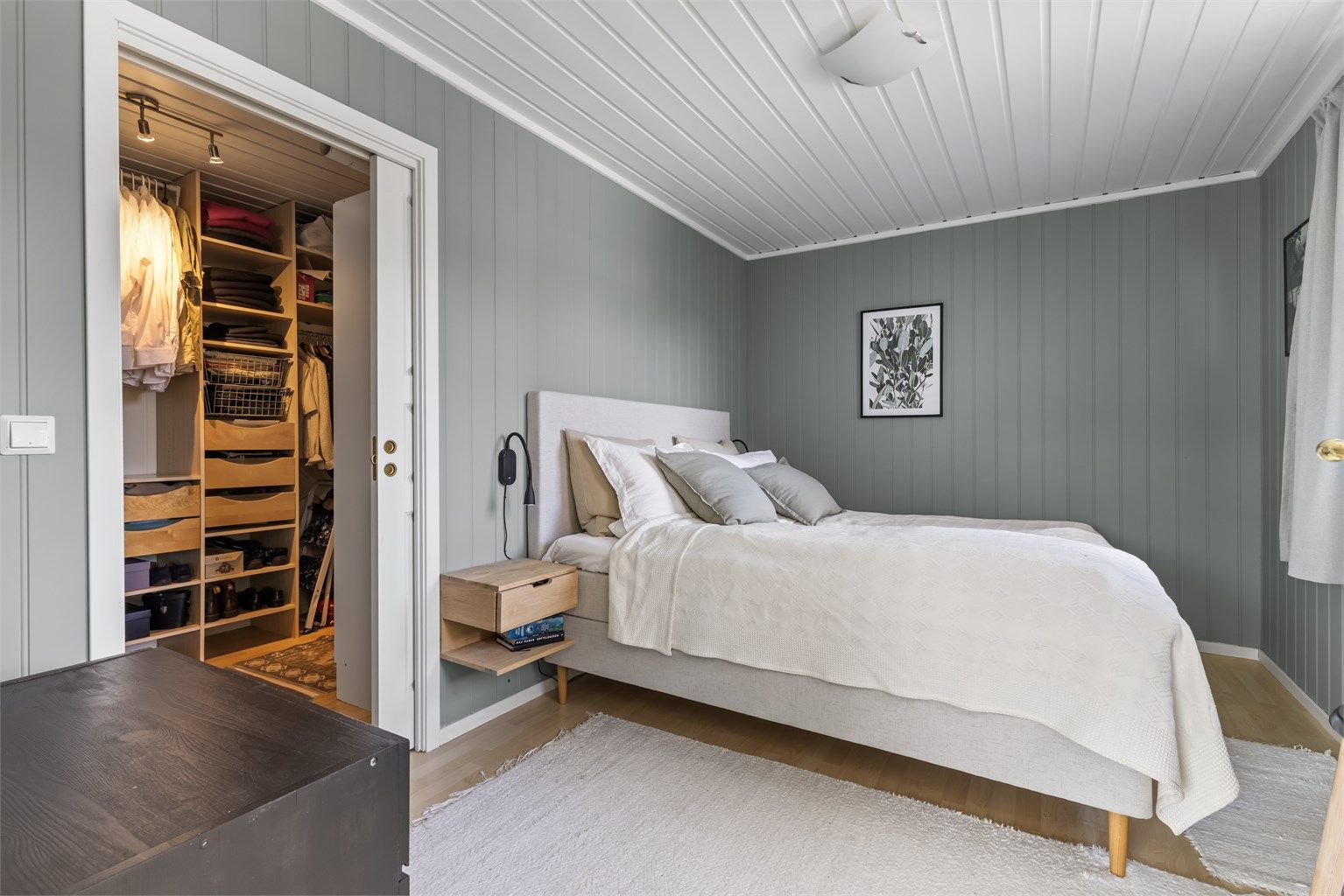 Tilbygg 1. etg. med rom innredet og benyttet som soverom med tilhørende garderoberom. Det foreligger ikke innvendig plantegning av tilbygg i kommunens arkiv.