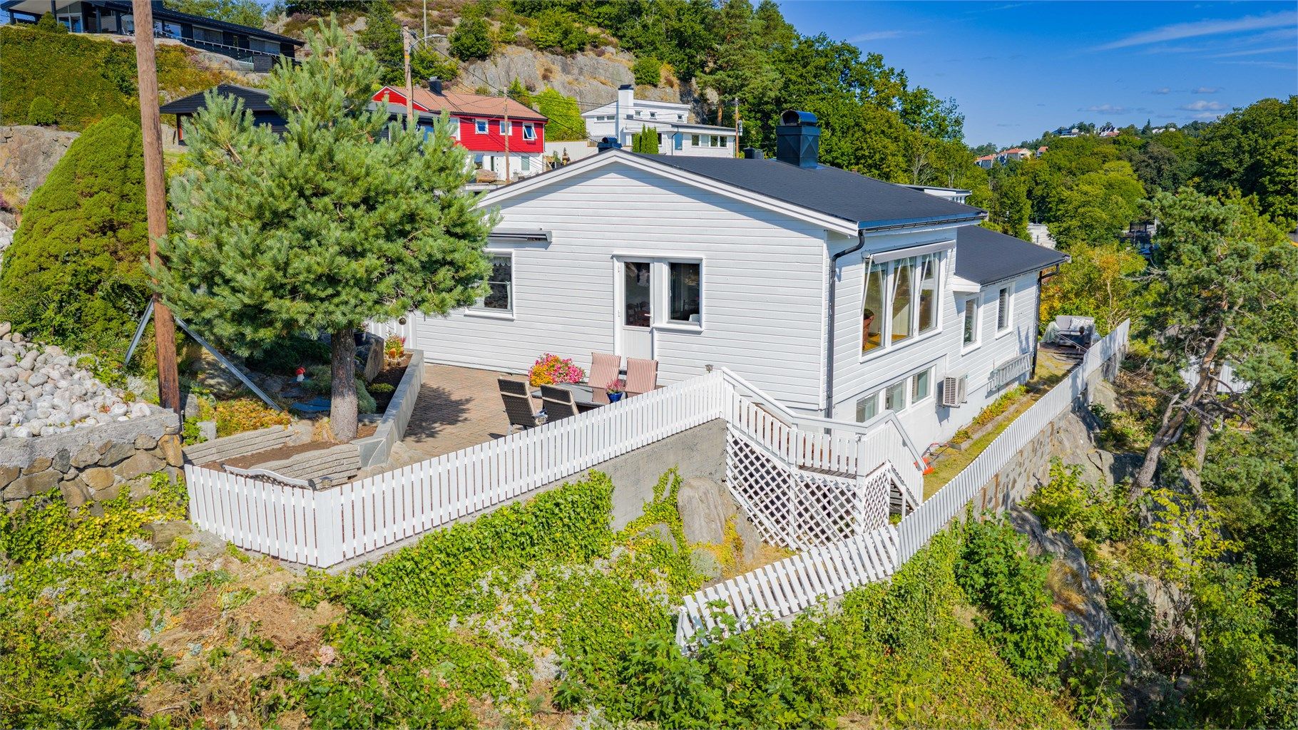 Eiendommen ligger på en høyde og er fint plassert i terrenget