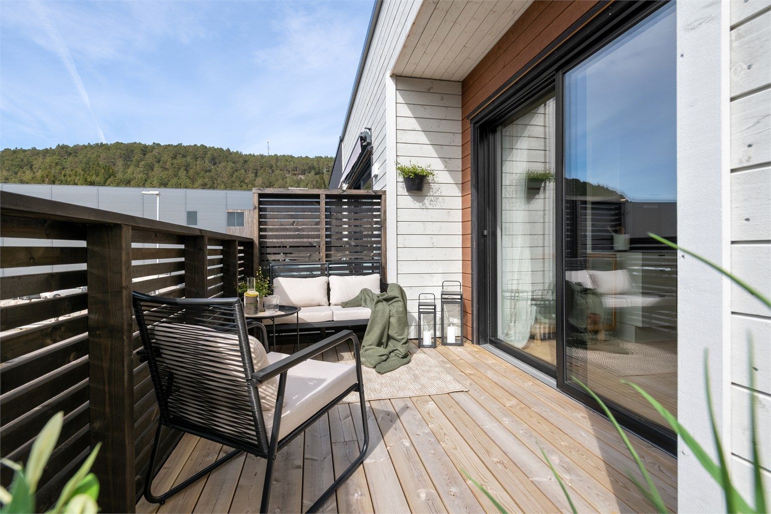 Balkongen har god plass til sittegruppe, og er innbydende både på solrike dager og lune kvelder. 