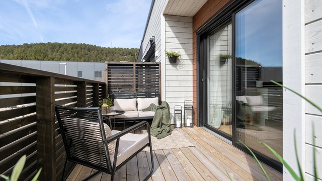 Balkongen har god plass til sittegruppe, og er innbydende både på solrike dager og lune kvelder.