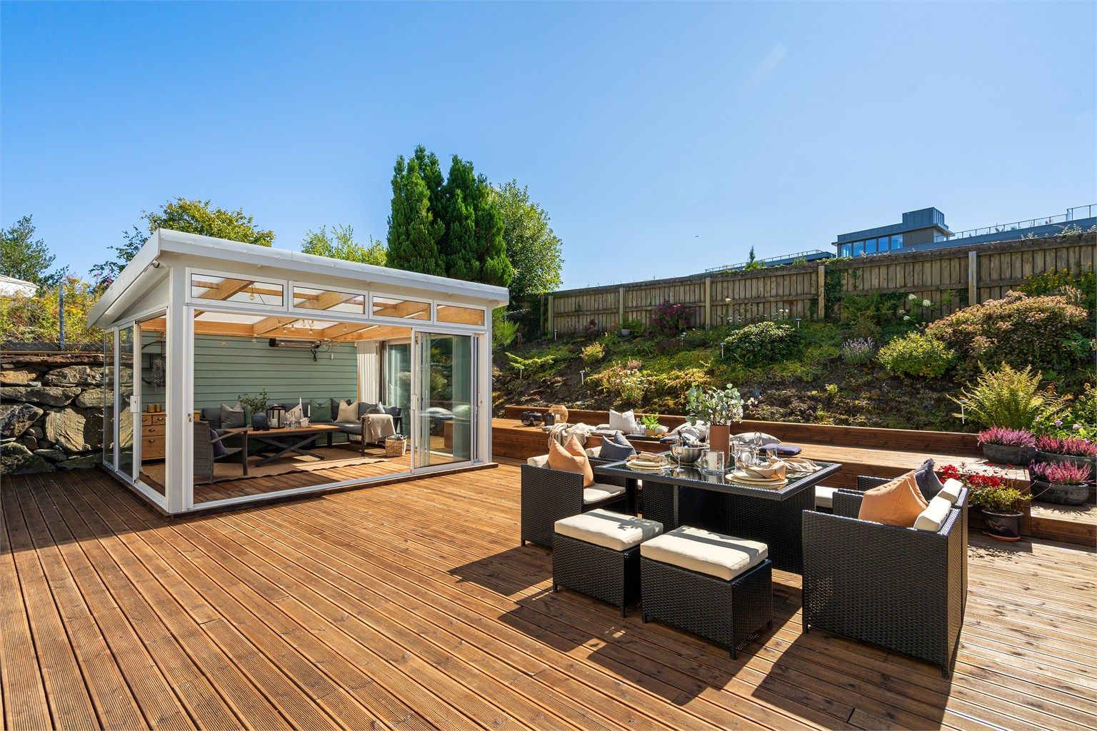Solrikt og stort uteområde rundt boligen og terrasse på 121 kvm. Fin hagestue på terrassen.