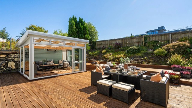 Solrikt og stort uteområde rundt boligen og terrasse på 121 kvm. Fin hagestue på terrassen.