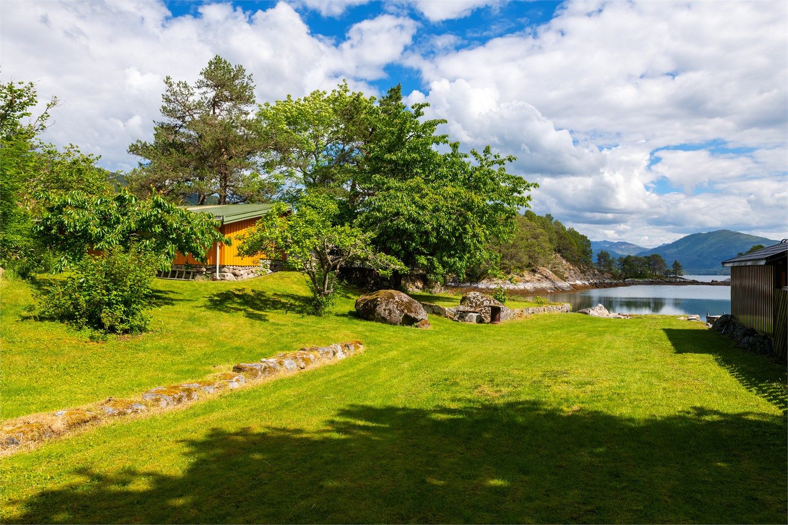 Hage og plenareal syd på tomten