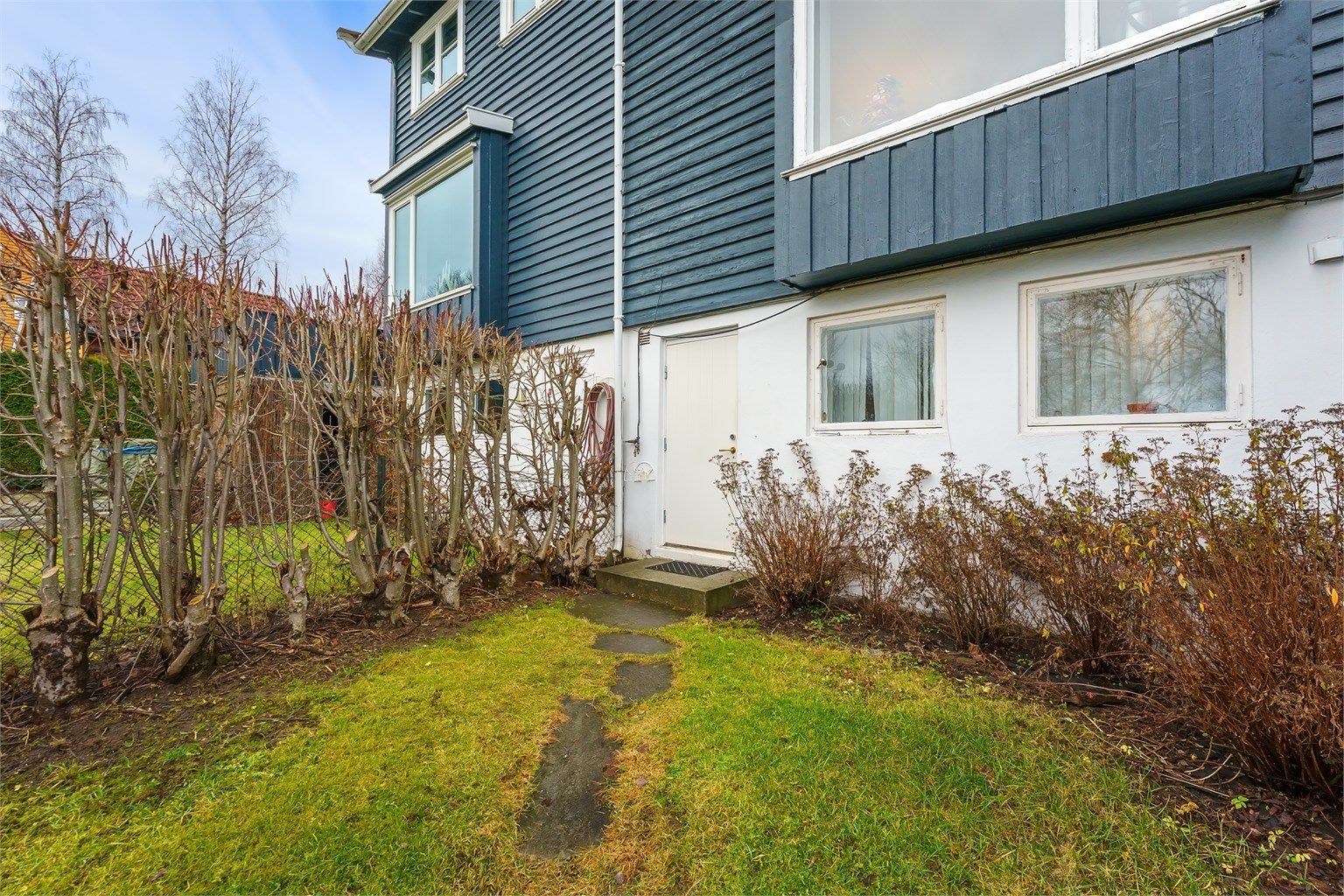 Egen inngang til underetasjen fra hagesiden.