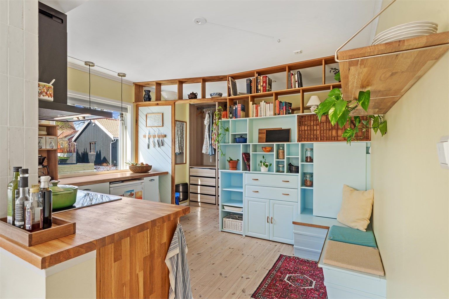 Bokhylle og kjøkkenbenk er bygget i heltre eik.