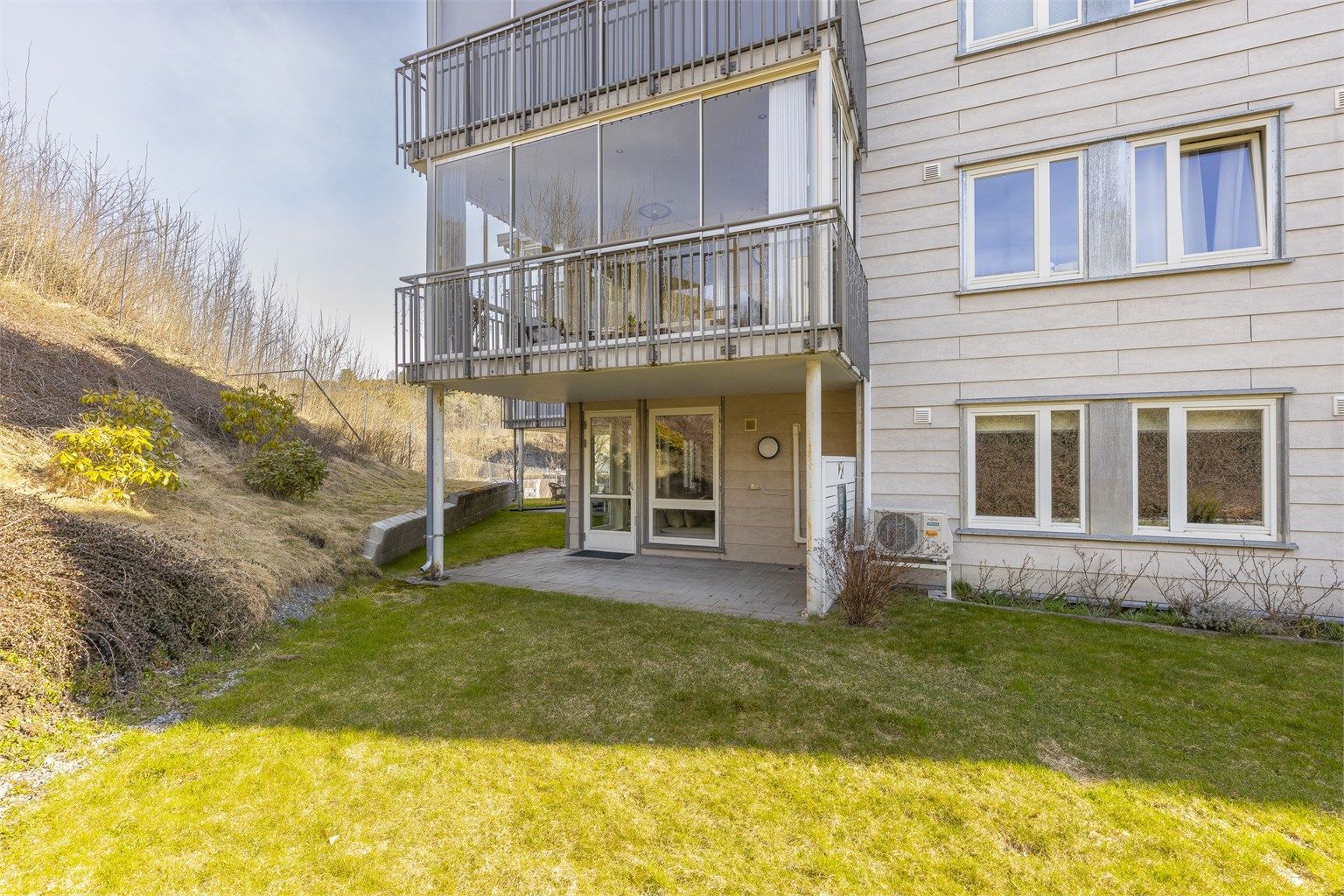 Koselig uteplass på bakkeplan med enkel tilgang til hagen