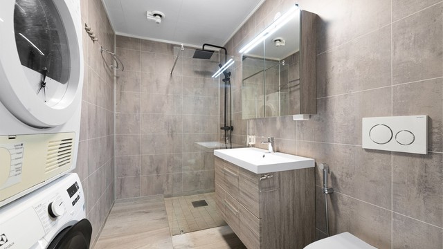 Badet i hovedetasjen ble oppgradert i 2020. Det har gulvvarme, rør-i-rør-system og opplegg for vaskemaskin.