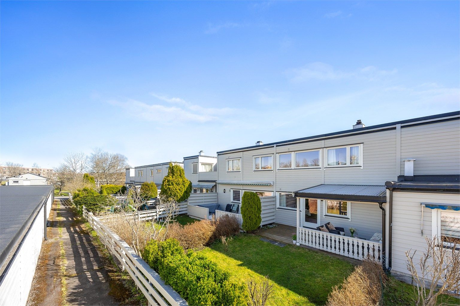 Rekkehusene i Karisveien Borettslag har en enhetlig og velholdt fasade.