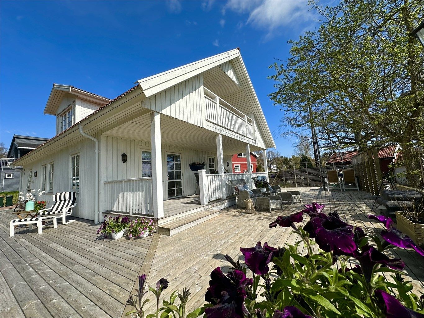 Eiendommen er oppført over 1 og 1/2 etasje over støpte stripefundamenter i 2018. Boligen er oppført av Älvsbyhus Norge As med en gjennomgående lekker og delikat utforming og innredning.