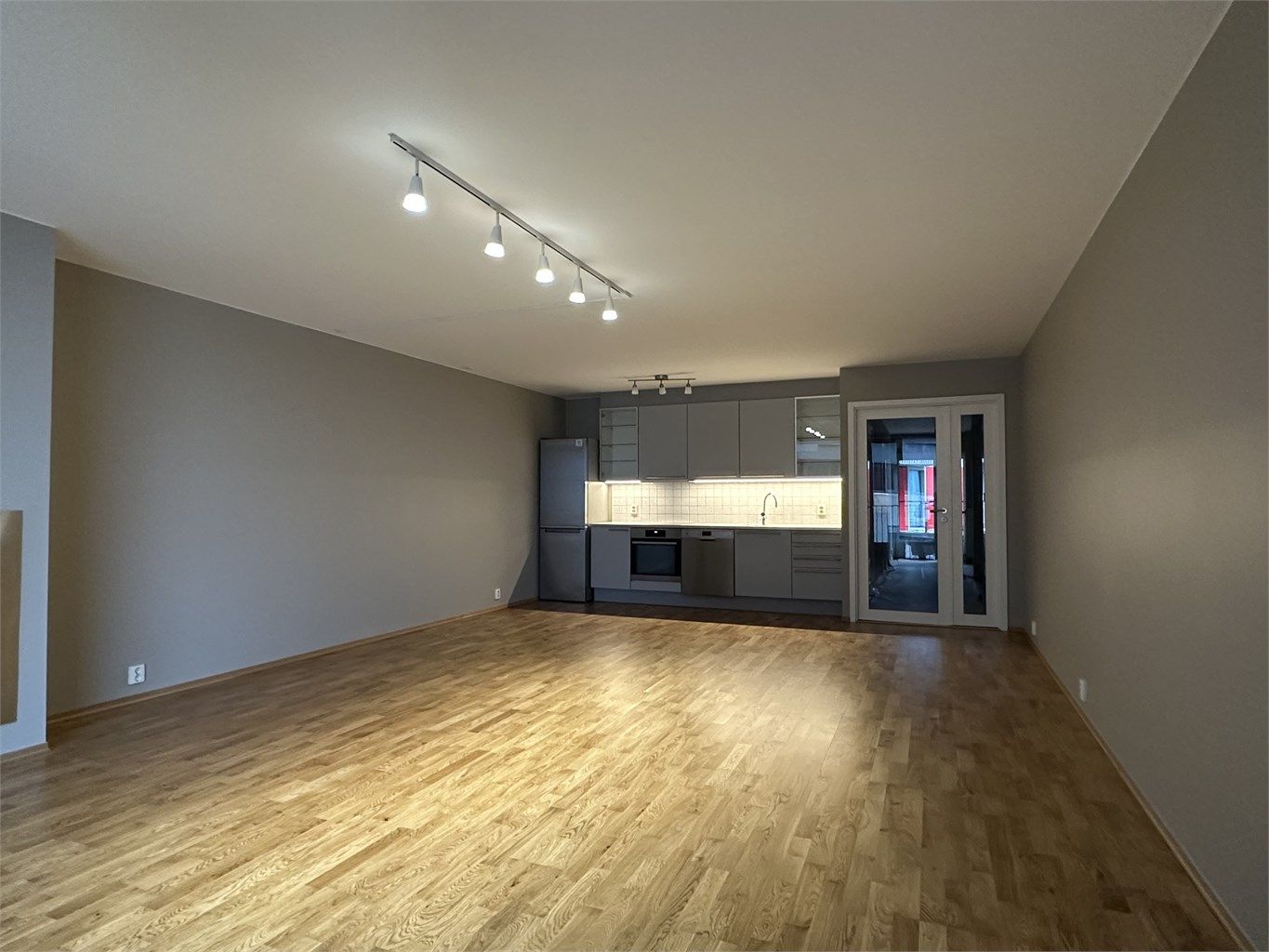 Romslig 3-roms leilighet på 83 kvm som er nær totaloppusset. 