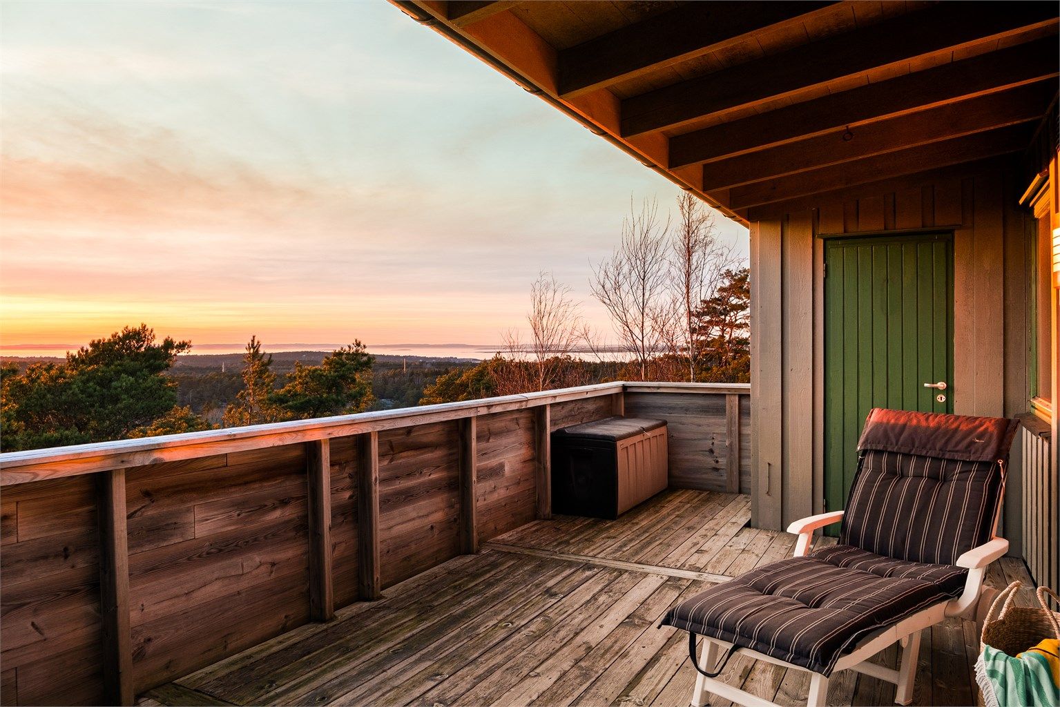 I sommermånedene er kveldssolen på terrassen helt til den går ned i nordvest.