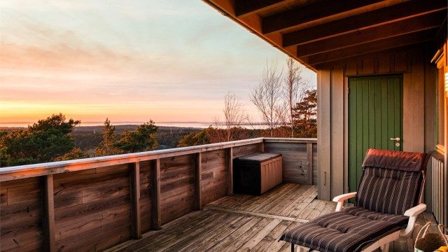 I sommermånedene er kveldssolen på terrassen helt til den går ned i nordvest.