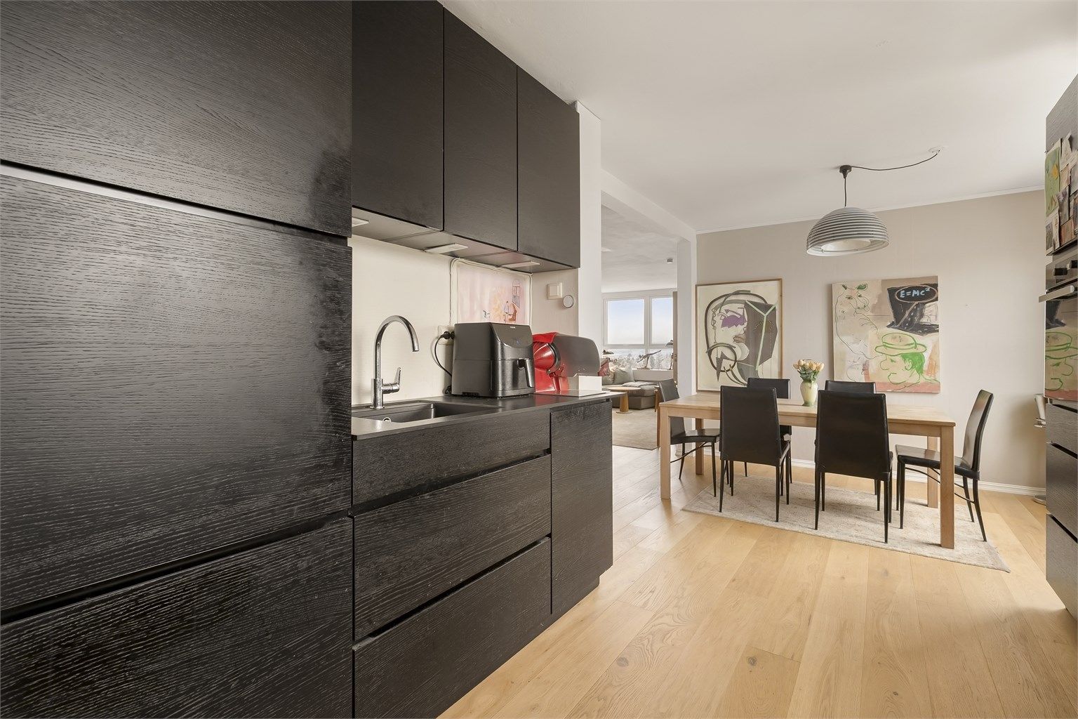 Det er godt med både skap- og benkeplass på kjøkkenet.