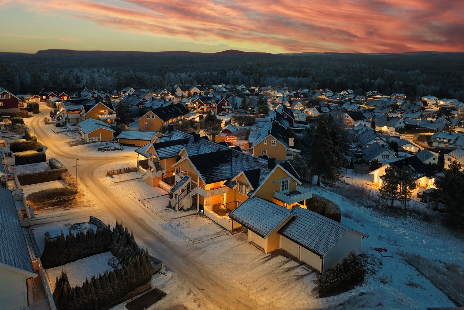 Jordbærstien 32 ligger med kort gangavstand til barneskole og nærsenter (Kiwi-butikk, legesenter, frisør og treningssenter)