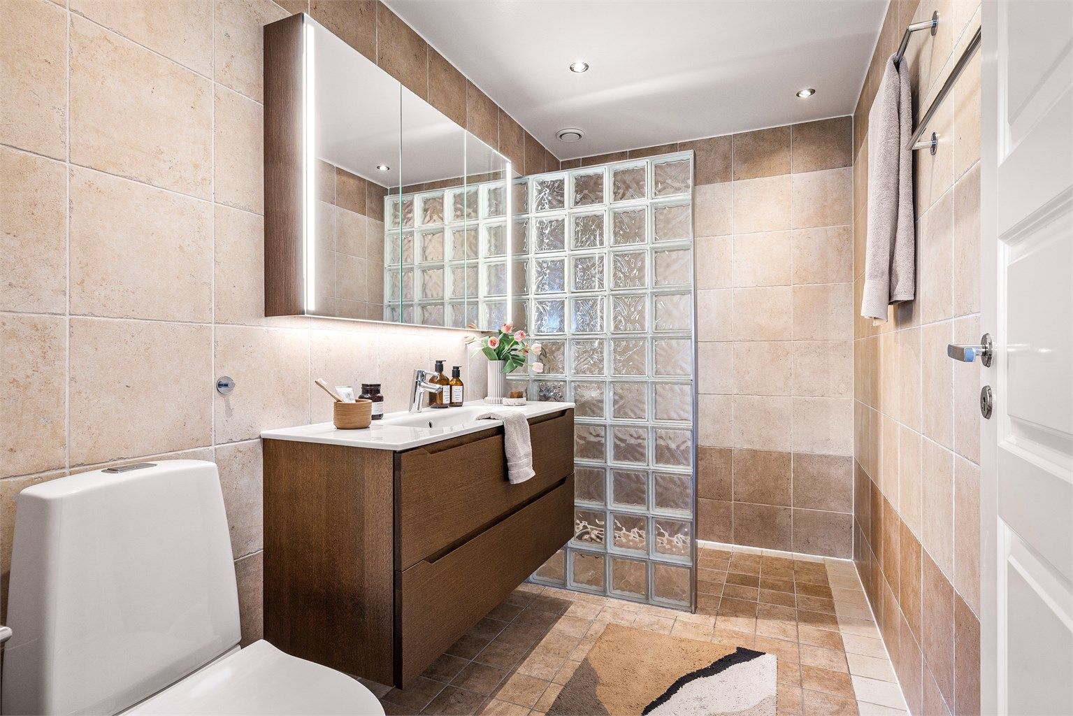 - Lekkert, helfliset bad med varmekabler, glassbyggerstein og innredning med speilfronter og skuffer -