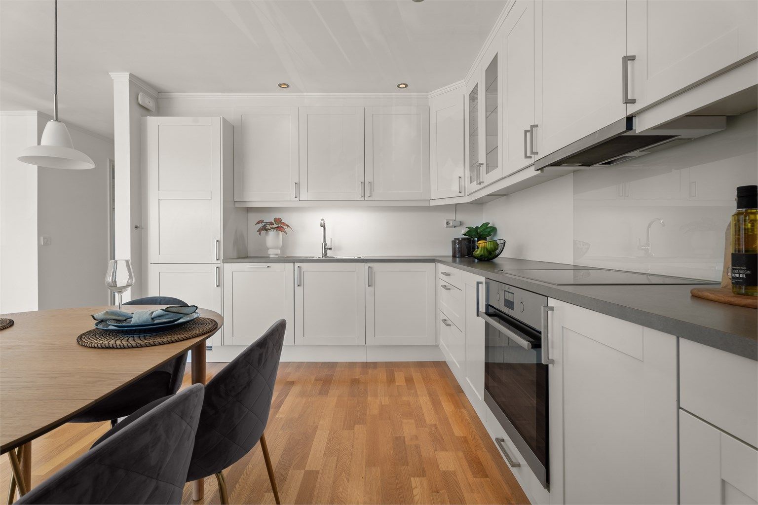 Integrerte hvitevarer som stekeovn(2023), platetopp(2023), oppvaskmaskin og kjøleskap med frysedel - Alle hvitevarer medfølger