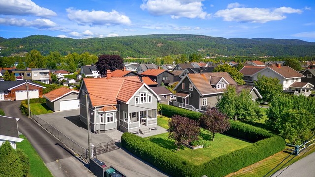 Meget pent opparbeidet hage med gode solforhold