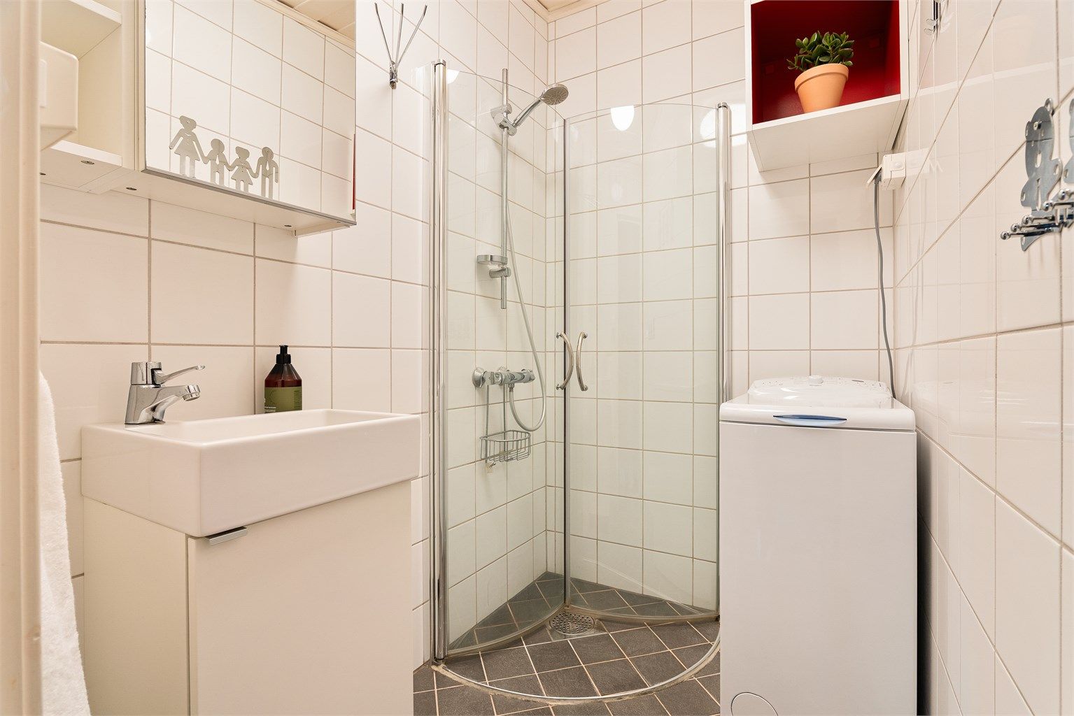 Badet ble ferdigstilt i 2014 i forbindelse med at vann og avløp ble lagt inn. innredet med møbler fra blant annet IKEA. I gulvet er det varmekabler.